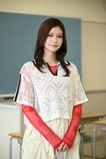 ドラマ「GTO」で古典教師の柏原実央を演じる生見愛瑠