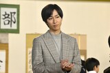 映画「君のクイズ」場面写真。主人公・三島玲央を知る中学校の教師役で出演した阿部亮平（Snow Man）