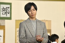 映画「君のクイズ」場面写真。主人公・三島玲央を知る中学校の教師役で出演した阿部亮平（Snow Man）