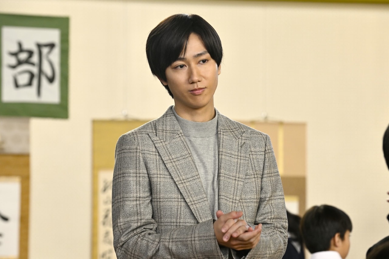 映画「君のクイズ」場面写真。主人公・三島玲央を知る中学校の教師役で出演した阿部亮平（Snow Man）