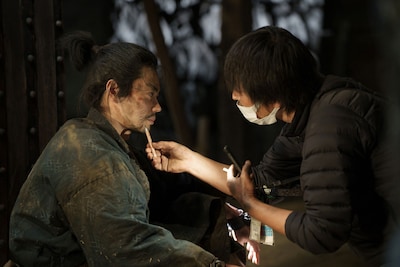 映画「黒牢城」撮影現場にて、黒田官兵衛役の菅田将暉（左）
