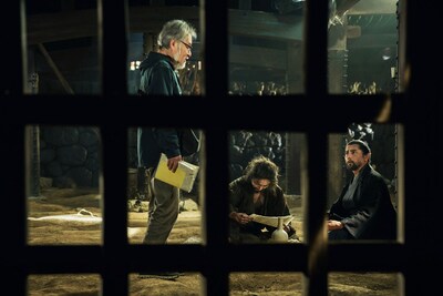 映画「黒牢城」撮影現場にて、左から監督の黒沢清、黒田官兵衛役の菅田将暉、荒木村重役の本木雅弘