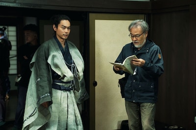 映画「黒牢城」撮影現場にて、左から黒田官兵衛役の菅田将暉、監督の黒沢清