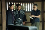 映画「黒牢城」撮影現場にて、左から荒木村重役の本木雅弘、乾助三郎役の宮舘涼太、監督の黒沢清
