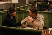 「マテリアリスト 結婚の条件」場面写真。ダコタ・ジョンソン演じる主人公ルーシー（左）と、ペドロ・パスカル演じる結婚相手として完璧な投資家ハリー（右）