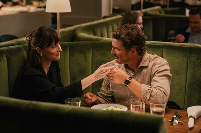 「マテリアリスト 結婚の条件」場面写真。ダコタ・ジョンソン演じる主人公ルーシー（左）と、ペドロ・パスカル演じる結婚相手として完璧な投資家ハリー（右）