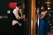 「マテリアリスト 結婚の条件」場面写真。ダコタ・ジョンソン演じる主人公ルーシー（右）と、クリス・エヴァンス演じる元恋人で売れない俳優のジョン（左）
