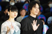 「未来」公開記念舞台挨拶の様子。左から山﨑七海、細田佳央太