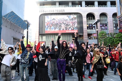 「Michael／マイケル」公開記念イベントより、登壇者と観客が「今夜はビート・イット」を踊る様子