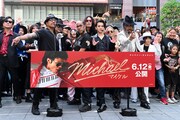マイケル・ジャクソンの伝記映画「Michael／マイケル」の公開を記念したイベント「マイケルダンスチャレンジ」の様子。左からRich + Tone、宮近海斗（Travis Japan）、ケント・モリ