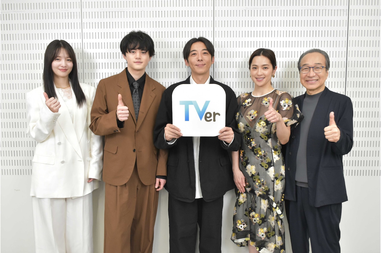 「リボーン ～最後のヒーロー～」キャスト。左から横田真悠、鈴鹿央士、高橋一生、中村アン、小日向文世
