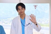 「勿忘草の咲く町で ～安曇野診療記～」の記者会見に出席した菅生新樹