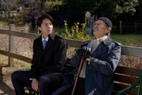 映画「正直不動産」より、左から主人公・永瀬財地（演：山下智久）、和菓子職人・石田努（演：山﨑努）