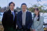 映画「正直不動産」クランクアップ写真。左から山下智久、山﨑努、福原遥