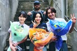 「だぁれかさんとアソぼ？」クランクアップ時の様子。後列が清水崇、前列左から星乃あんな、鎮西寿々歌、大西利空
