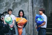 「だぁれかさんとアソぼ？」クランクアップ時の様子。左から星乃あんな、鎮西寿々歌、大西利空