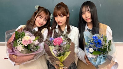 「だぁれかさんとアソぼ？」クランクアップ時の様子。左から小國舞羽、向井怜衣、室はんな