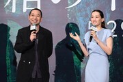 映画「箱の中の羊」で夫婦役で共演した綾瀬はるか（右）と千鳥の大悟（左）