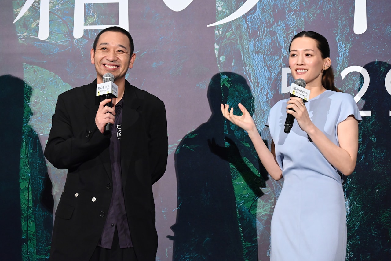 映画「箱の中の羊」で夫婦役で共演した綾瀬はるか（右）と千鳥の大悟（左）