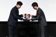 第1回映画館大賞の様子。左からアンバサダーのLEO（BE:FIRST）、「国宝」の監督・李相日
