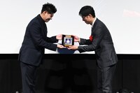 第1回映画館大賞の様子。左からアンバサダーのLEO（BE:FIRST）、「国宝」の監督・李相日