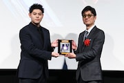 第1回映画館大賞の様子。左からアンバサダーのLEO（BE:FIRST）、「国宝」の監督・李相日