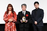 第1回映画館大賞の授賞式の様子。左からLiLiCo、福岡芳徳、BE:FIRSTのLEO