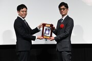 第1回映画館大賞の様子。左から109プレミアム総支配人・廣野雄亮、「国宝」の監督・李相日