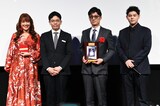 第1回映画館大賞の様子。左からLiLiCo、廣野雄亮、李相日、LEO（BE:FIRST）