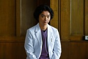 「廃用身」より、染谷将太演じるデイケア施設「異人坂クリニック」の院長・漆原糾