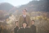 「NEW GROUP」新場面写真。ピエール瀧演じる校長。生徒たちに騎馬戦のように担がれている