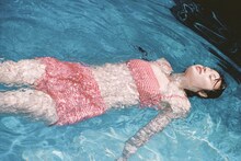 南琴奈がタイのビーチでリラックス、20歳の誕生日前日に写真集「水光」発売