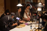 戸田恵梨香が細木数子を演じたNetflixシリーズ「地獄に堕ちるわよ」メイキングカット。細木が愛した男・堀田雅也を生田斗真（中央）が演じた