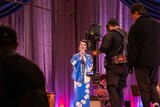 戸田恵梨香が細木数子を演じたNetflixシリーズ「地獄に堕ちるわよ」メイキングカット。三浦透子（中央）が昭和の大歌手・島倉千代子を演じた