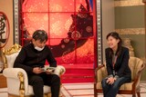 戸田恵梨香が細木数子を演じたNetflixシリーズ「地獄に堕ちるわよ」メイキングカット。作家・魚澄美乃里を伊藤沙莉（右）が演じた