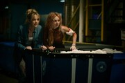「レディ・オア・ノット2」場面写真。左からキャスリン・ニュートン演じるフェイス、サマラ・ウィーヴィング演じるグレース