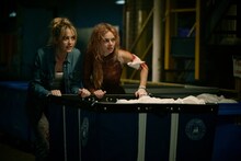「レディ・オア・ノット2」場面写真。左からキャスリン・ニュートン演じるフェイス、サマラ・ウィーヴィング演じるグレース