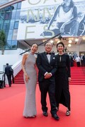第79回カンヌ国際映画祭のレッドカーペットの様子。左から石橋静河、深田晃司、松たか子 ©Kazuko WAKAYAMA