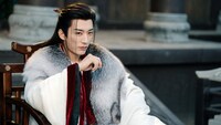 中国ドラマ「春花焔～Kill Me Love Me～」の主人公・慕容璟和。演じたのは中国ドラマ「少年歌行～Beginning of the Legend～」「長風渡～あなたと綴る、運命の縁～」など、話題作への出演が続くリウ・シュエイー（劉学義）