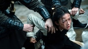 大虐殺により最愛の家族を失った眉林。演じたのは中国ドラマ「瓔珞＜エイラク＞～紫禁城に燃ゆる逆襲の王妃～」のウー・ジンイエン（呉謹言）