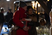 「デッドマンズ・ワイヤー」新場面写真。事件を報道する地元テレビ局のレポーター・リンダ（演：マイハラ / 右）