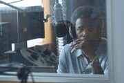 「デッドマンズ・ワイヤー」新場面写真。犯人の“ラブコール”によって事件に巻き込まれるラジオDJフレッド・テンプル（演：コールマン・ドミンゴ）