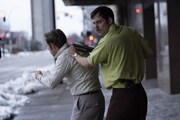 「デッドマンズ・ワイヤー」新場面写真。人質を連れて逃走するトニー（演：ビル・スカルスガルド / 右）