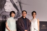第79回カンヌ国際映画祭の記者会見に出席した「ナギダイアリー」監督・キャストたち。左から松たか子、深田晃司、石橋静河 ©Kazuko WAKAYAMA