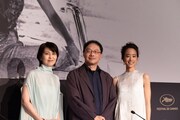 第79回カンヌ国際映画祭の記者会見に出席した「ナギダイアリー」監督・キャストたち。左から松たか子、深田晃司、石橋静河 ©Kazuko WAKAYAMA