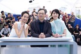 第79回カンヌ国際映画祭のフォトコールに応じた「ナギダイアリー」監督・キャストたち。左から石橋静河、深田晃司、松たか子 ©Kazuko WAKAYAMA