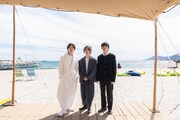 「我々は宇宙人」第79回カンヌ国際映画祭でのビーチ撮影の様子。左から坂東龍汰、門脇康平、岡山天音 ©︎Kaede Wakayama