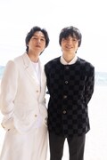 「我々は宇宙人」第79回カンヌ国際映画祭でのビーチ撮影の様子。左から坂東龍汰、岡山天音 ©︎Kaede Wakayama
