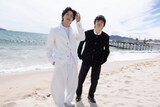 「我々は宇宙人」第79回カンヌ国際映画祭でのビーチ撮影の様子。左から坂東龍汰、岡山天音 ©︎Kaede Wakayama
