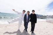 「我々は宇宙人」第79回カンヌ国際映画祭でのビーチ撮影の様子。左から坂東龍汰、門脇康平、岡山天音 ©︎Kaede Wakayama